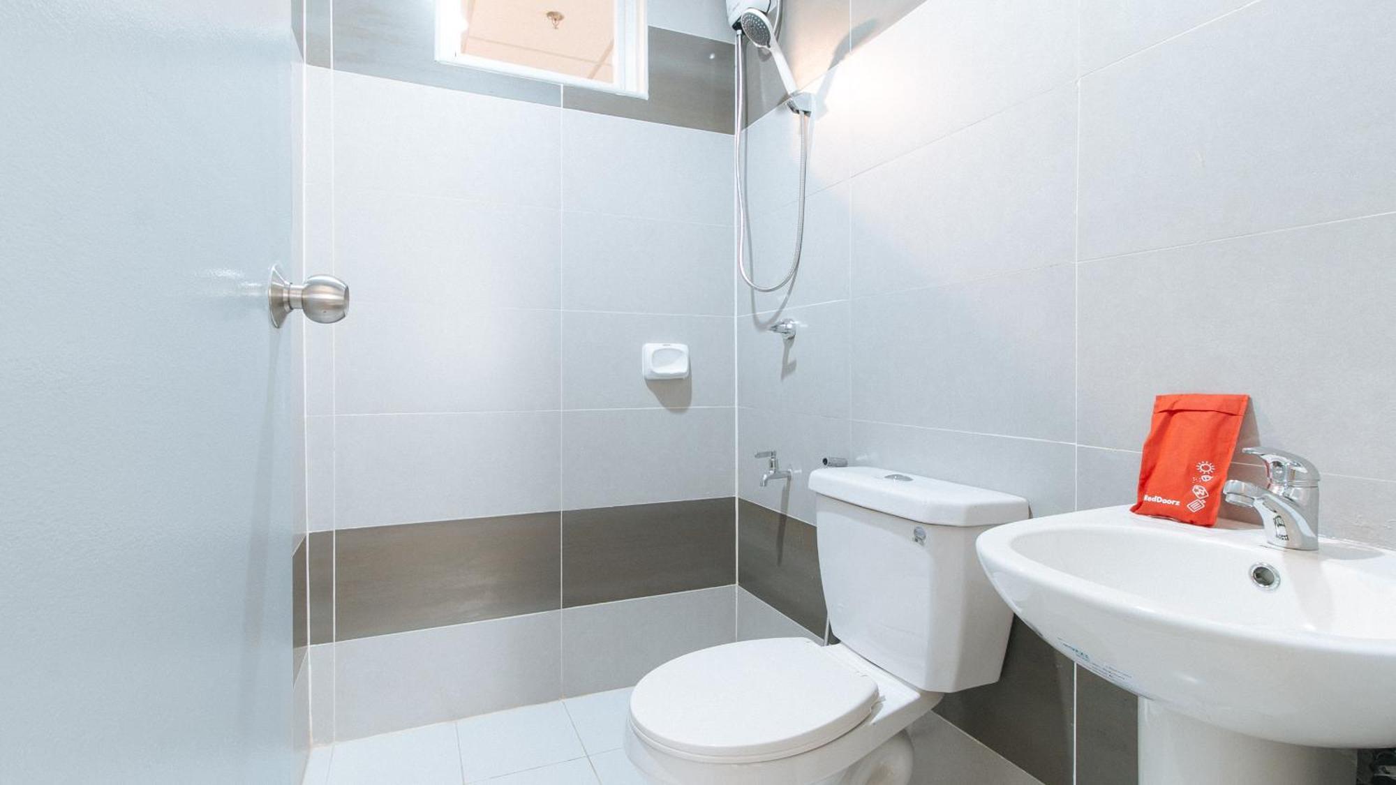 Reddoorz Plus @ Torre De Manuel Residences 1 Quezon City Exterior photo