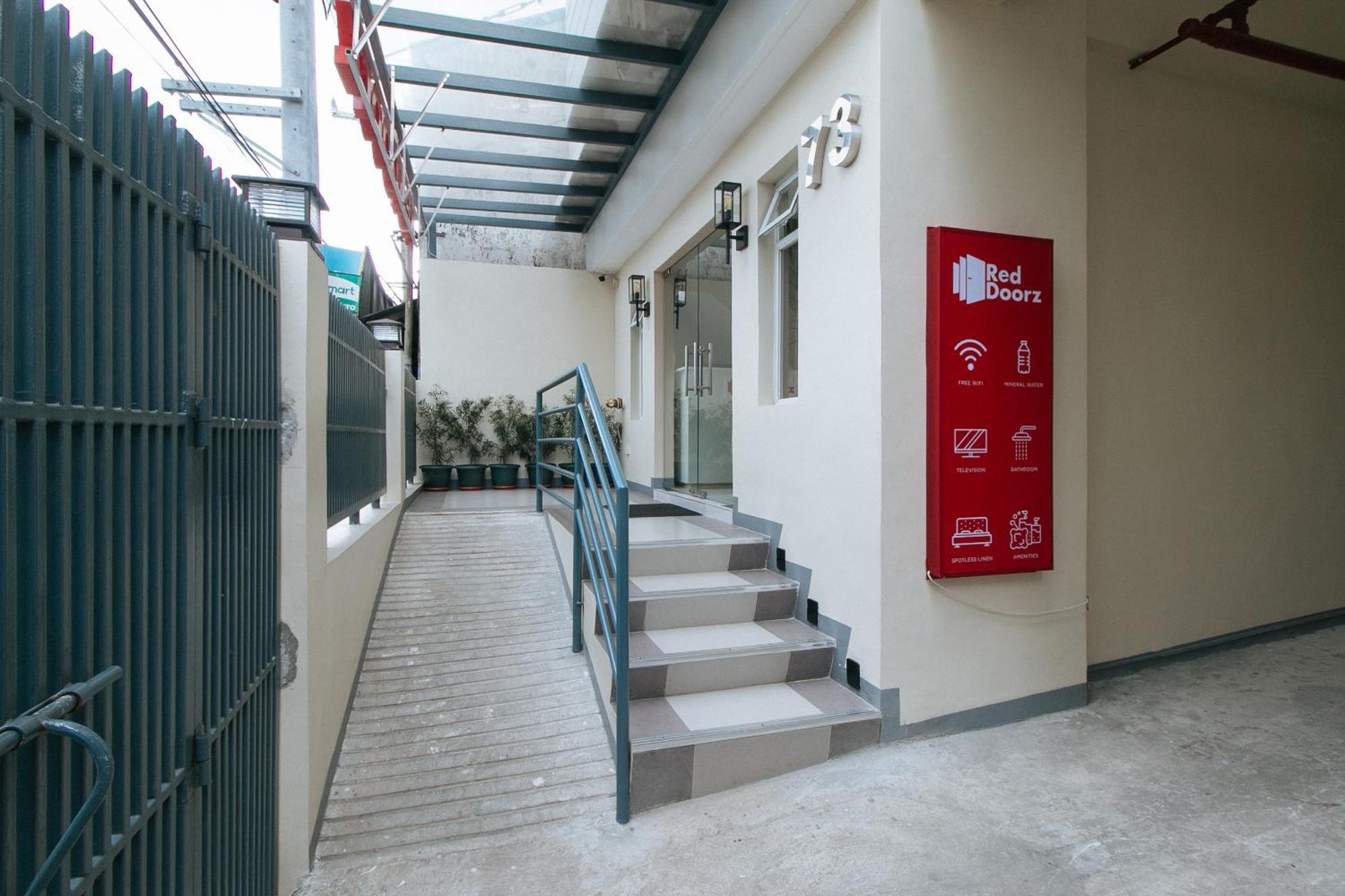 Reddoorz Plus @ Torre De Manuel Residences 1 Quezon City Exterior photo
